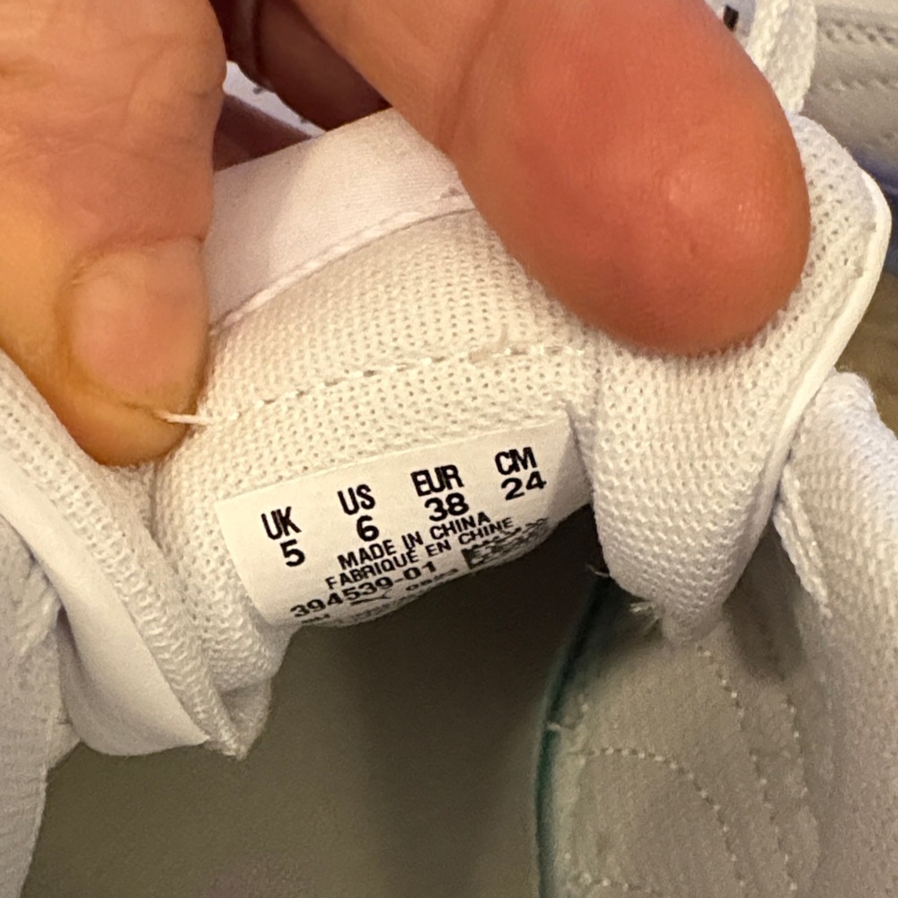 #131 Puma Carina 2.0 Youth leather White& Lavender&blue ombré soles NWOT sz 6 - Picture 4 of 8